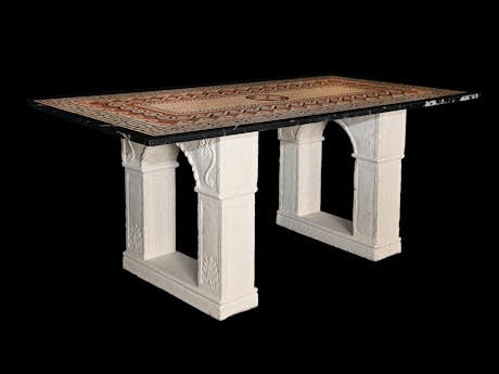 Tisch im Stil der Antike